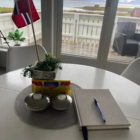 Loftsleilighet Med Balkong Og Fin Utsikt *